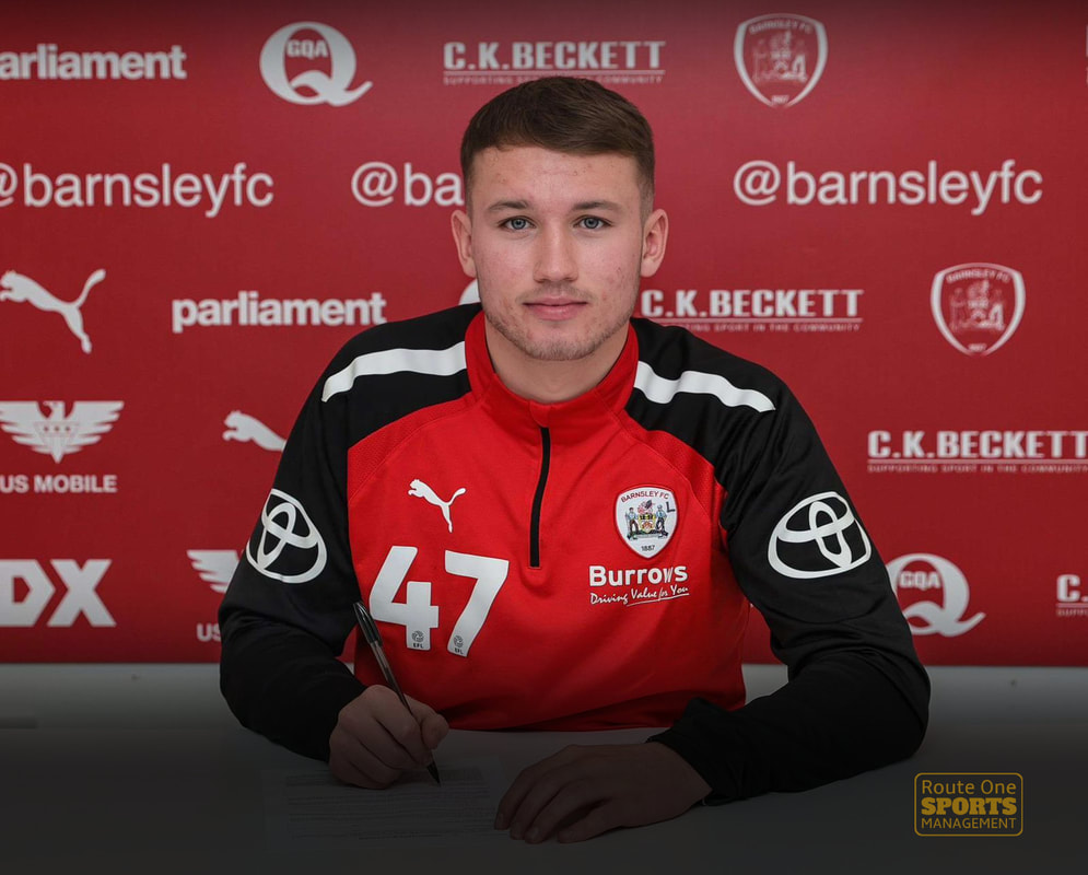 Charlie Hickingbottom signs professional contact at Barnsley